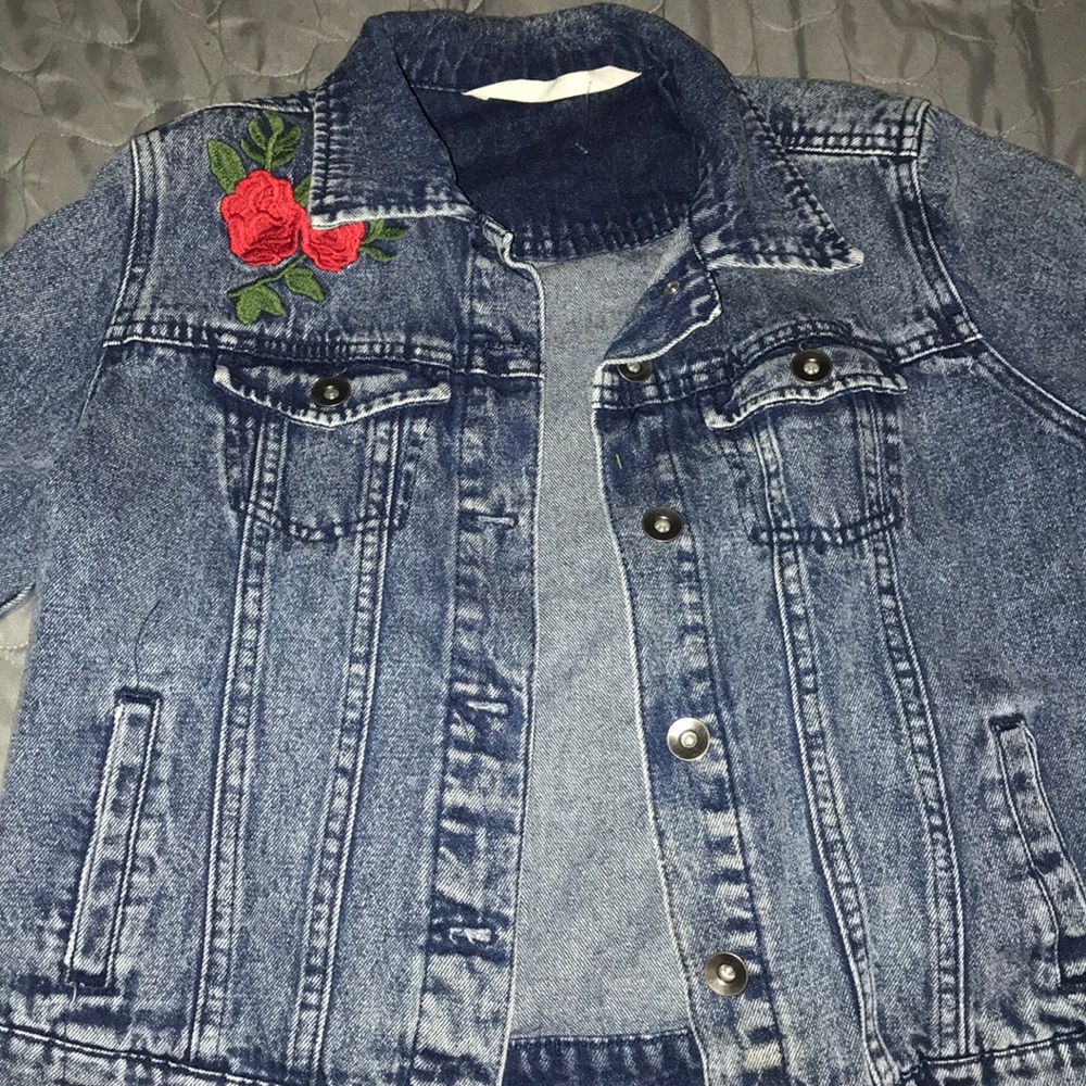 Rose jean jacket 🌹 size: small